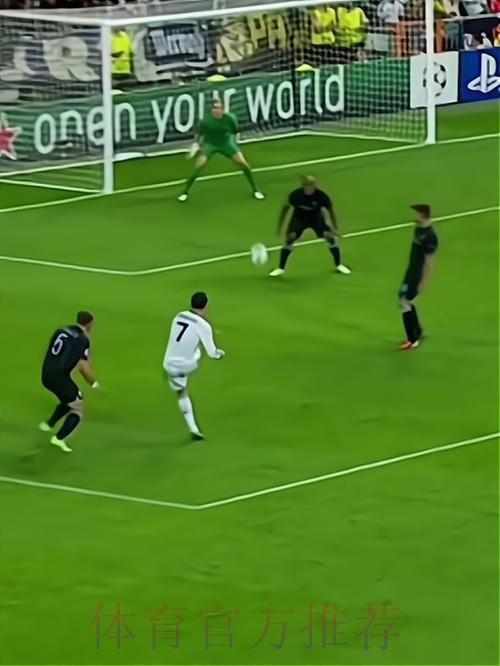 C罗挑战机器人守门员，射门频频被挡出，最后抓住漏洞进球
