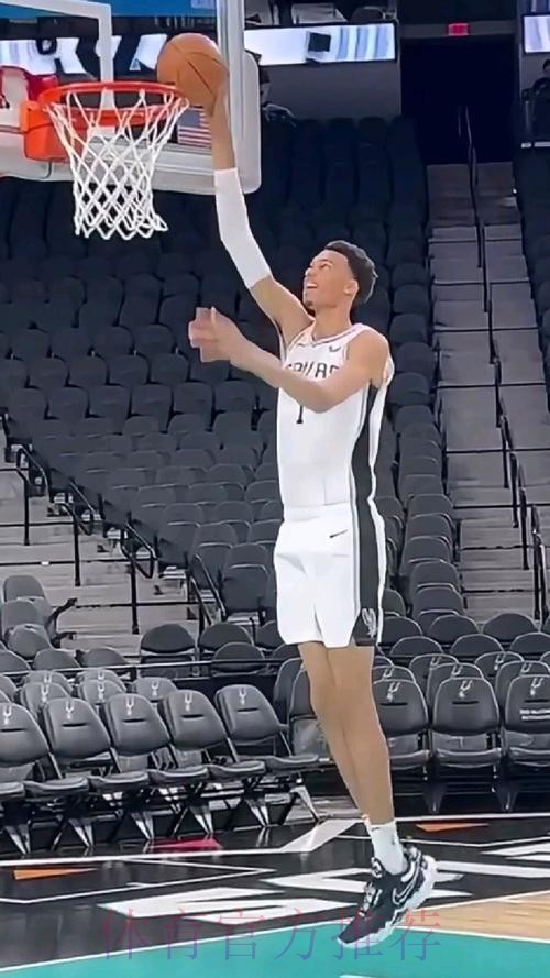 文班亚马空接暴扣又投进三分,目前三分10中6砍下26分8篮板 文班亚马空接暴扣又投进三分,目前三分10中6砍下26分8篮板